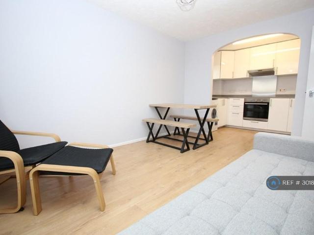 Apartment for rent in London Borough of Merton, Collier's Wood