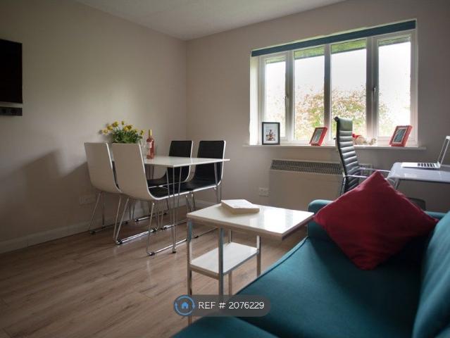Apartment for rent in London Borough of Merton, Collier's Wood