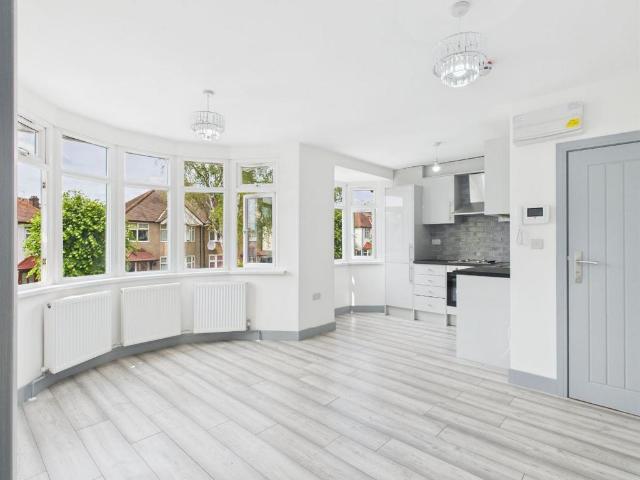 Apartment for rent in Burnt Oak, Greater London