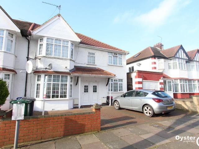 Apartment for rent in Burnt Oak, Greater London