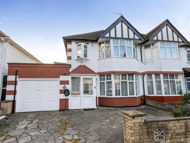 Apartment for rent in Burnt Oak, Greater London