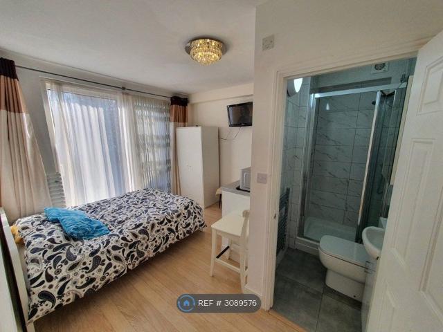 Room for rent in Burnt Oak, Greater London