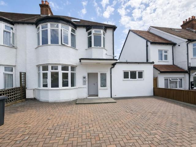 Apartment for rent in Burnt Oak, Greater London