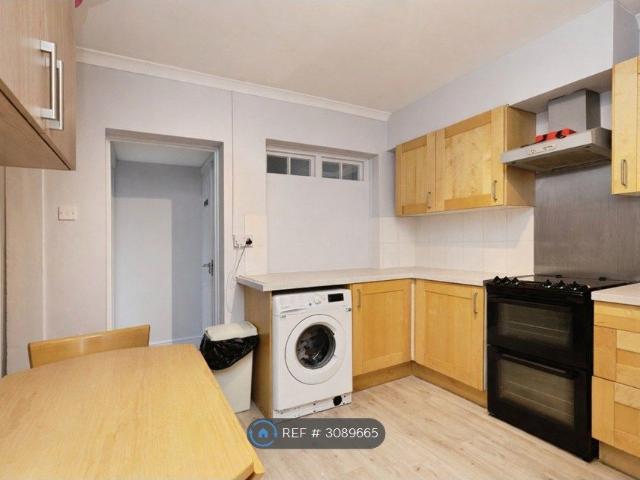 Room for rent in Ewens Farm, Cheltenham