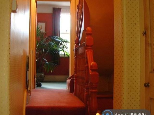 Apartment for rent in London Borough of Merton, Merton Park