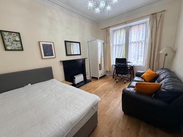 Room for rent in Thornwood, Partick