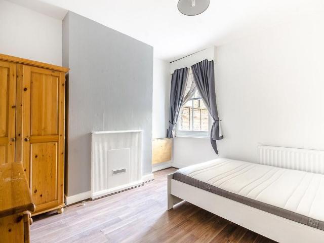 Apartment for rent in Summerstown, Greater London