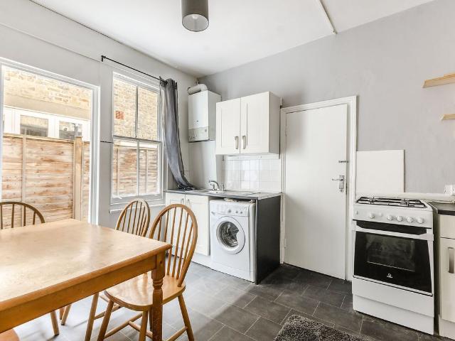 Apartment for rent in Summerstown, Greater London