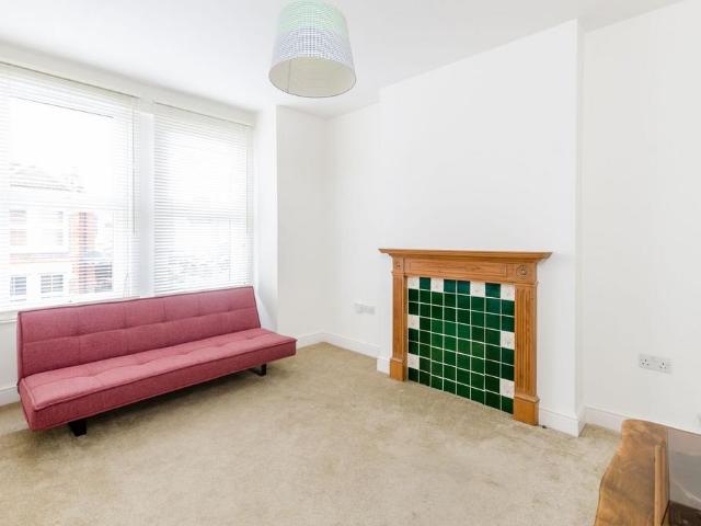 Apartment for rent in Summerstown, Greater London