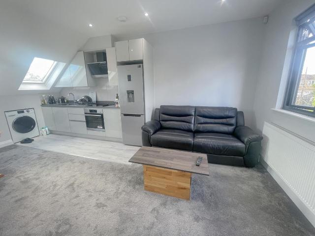Apartment for rent in Broadfields, Greater London