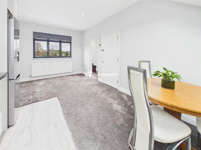 Apartment for rent in Broadfields, Greater London