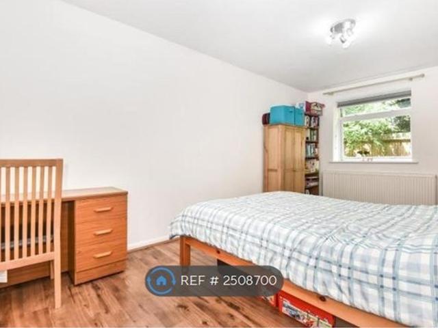 Apartment for rent in Taplow, North Town