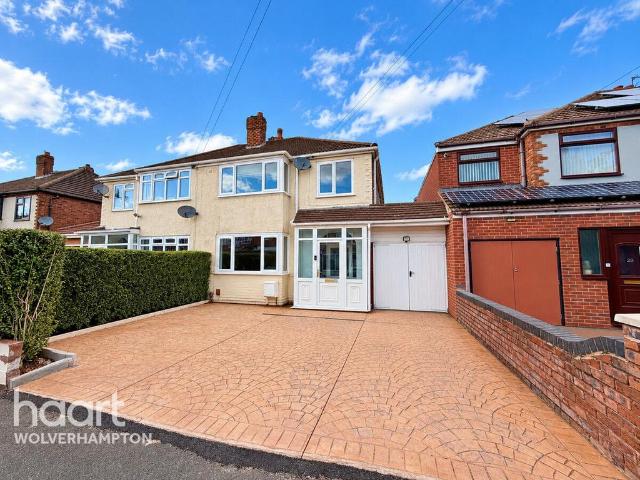 House for rent in Wood End, Park Village