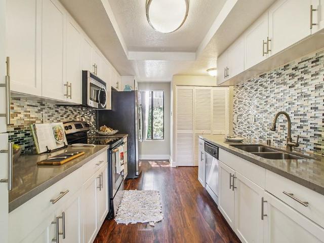 Apartment for rent in Corona Del Mar, California