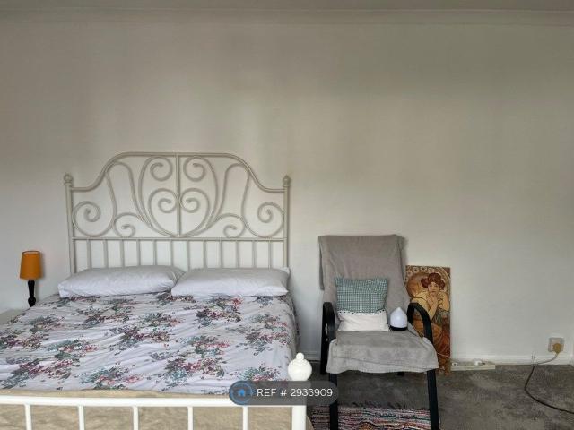 Room for rent in Row Town, Surrey