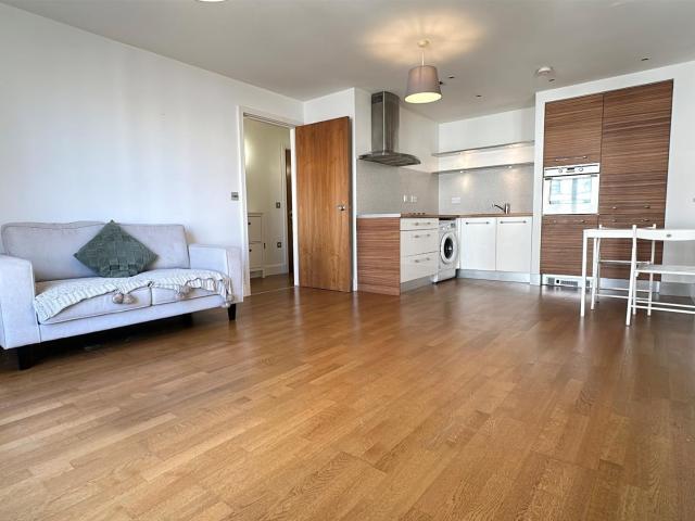 Apartment for rent in Cardiff Bay, Falcon Lodge