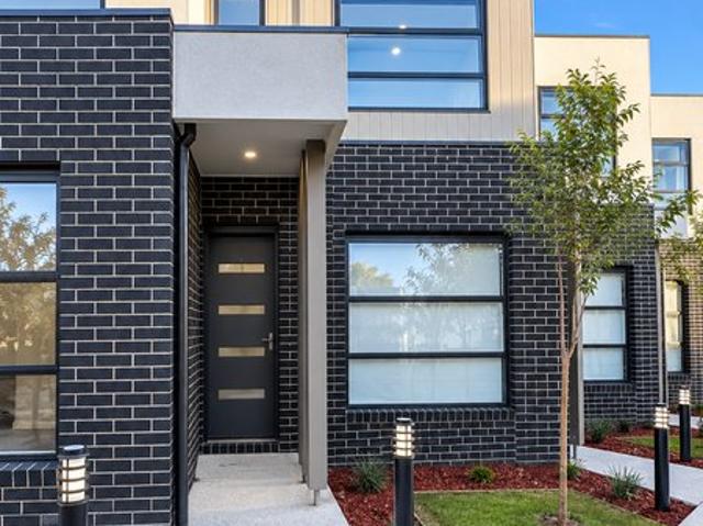Townhouse for rent in Eucalypt Estate, Melbourne