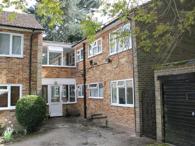 Apartment for rent in Little Stanmore, Greater London