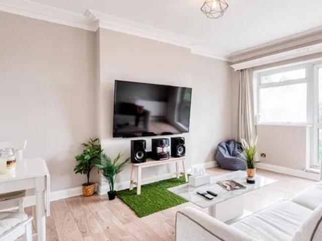 Apartment for rent in Little Stanmore, Greater London