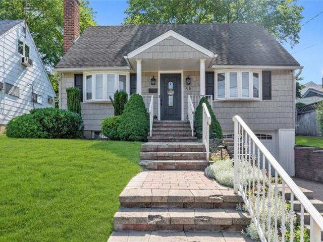 House for sale in Albertson