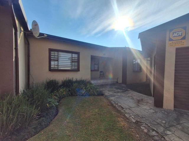 Townhouse for sale in Vosloorus, Gauteng