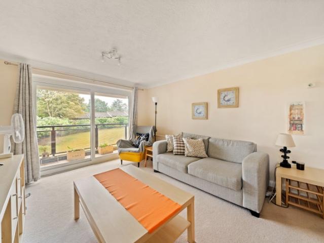 Apartment for rent in Shortlands, Greater London