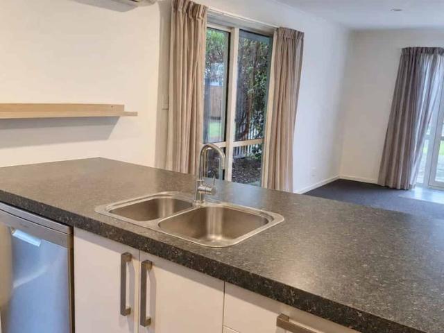 Apartment for rent in Chaslands, Canterbury