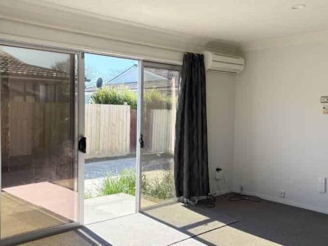 Townhouse for rent in Chaslands, Canterbury