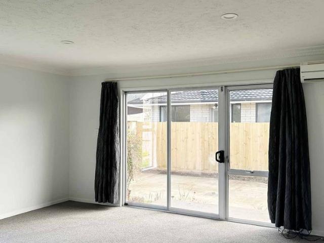 Townhouse for rent in Chaslands, Canterbury