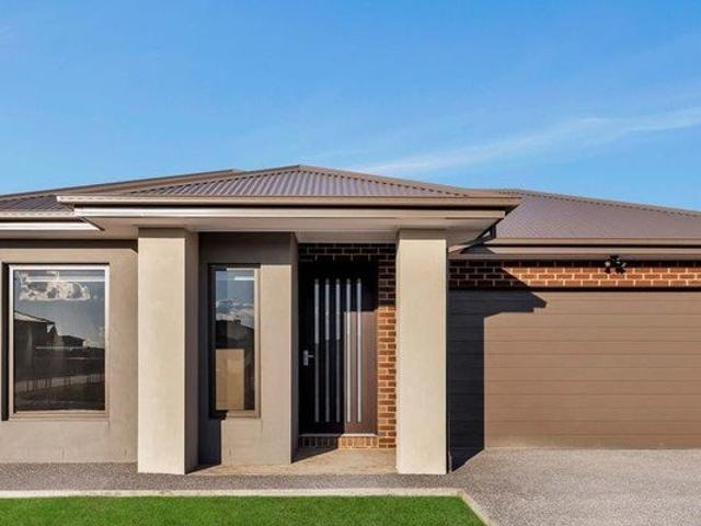 House for rent in Creekstone, Melbourne