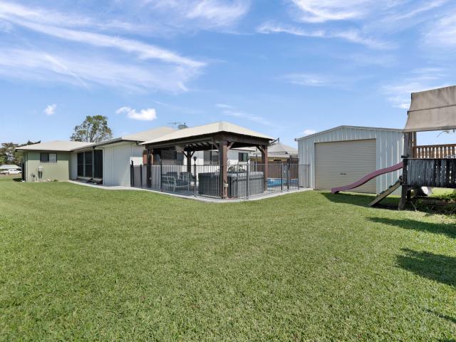 House for sale in Glenella