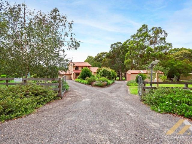 House for sale in Mount Taylor, Victoria