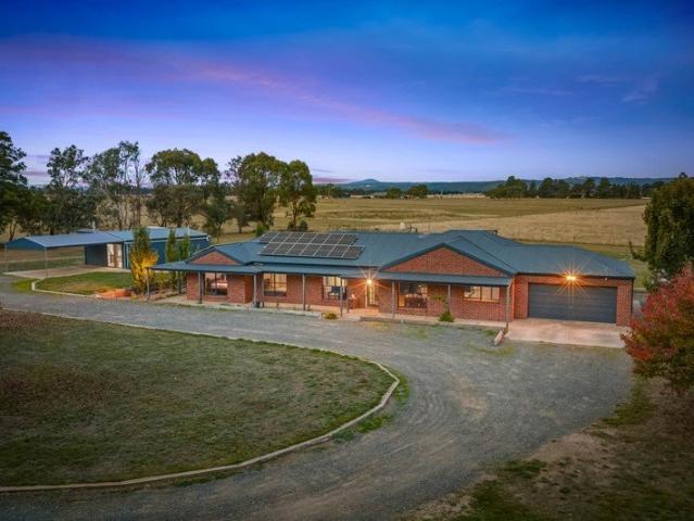 Cottage for sale in Ross Creek, Victoria