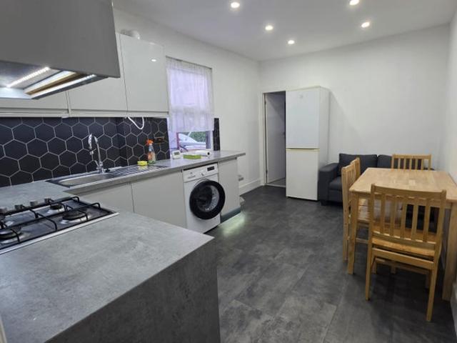 Apartment for rent in Poplar Grove, Greater London