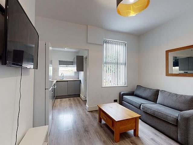 Room for rent in Lowfield, South Yorkshire