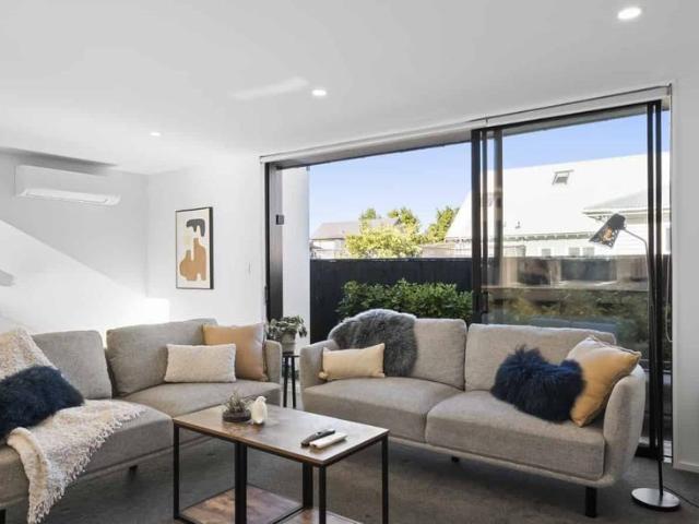Townhouse for rent in Edgeware, Canterbury