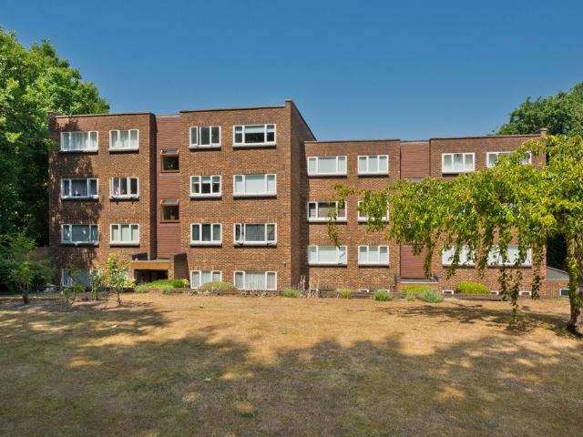 Apartment for rent in Blackhills, Surrey