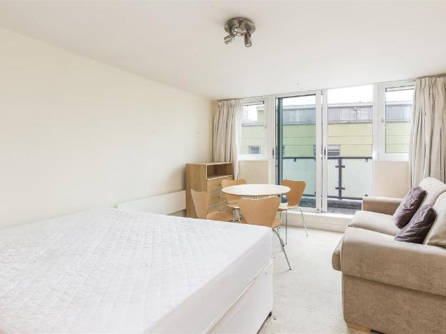 Studio for rent in Fulham, Walham Green