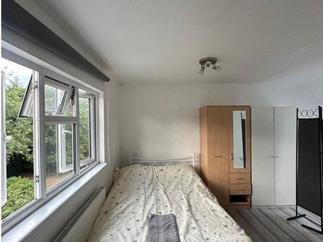 Room for rent in The Hale, Greater London
