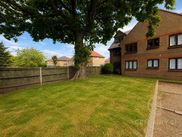 Apartment for rent in Esher, Elmbridge
