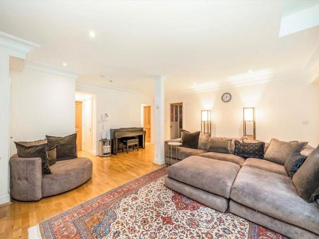 Apartment for rent in Mayfair, Greater London
