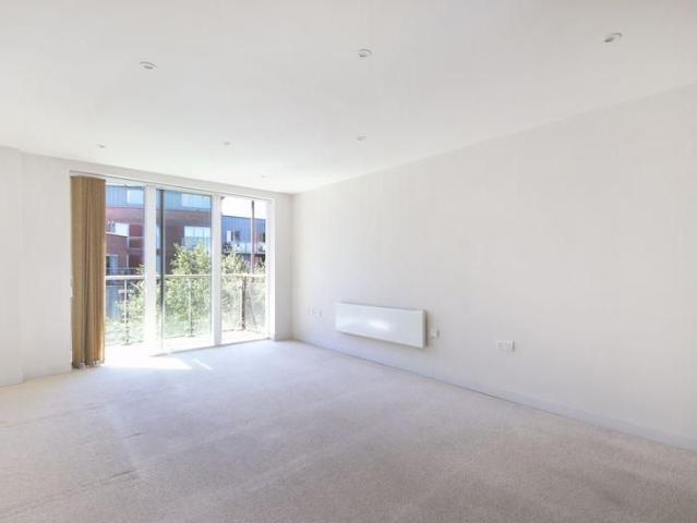 Apartment for rent in Blackhills, Surrey