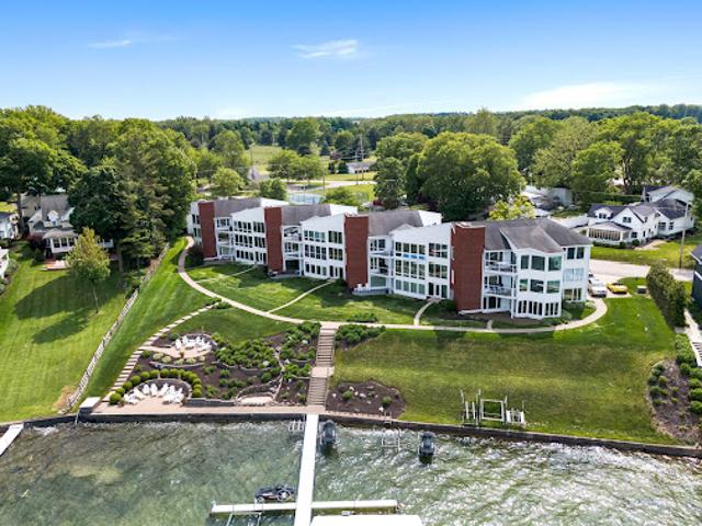 Farm for sale in Syracuse, Indiana
