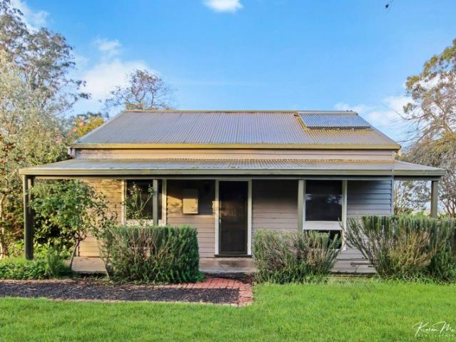 Cottage for sale in Drouin, Victoria