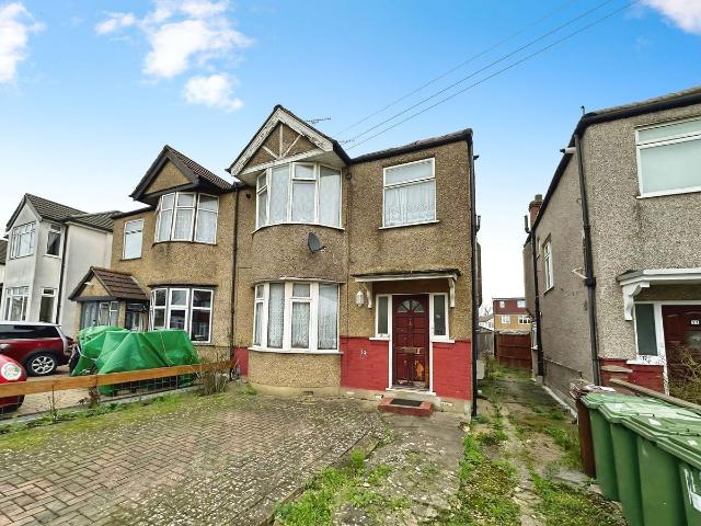 Apartment for rent in Harrow Weald, Greater London