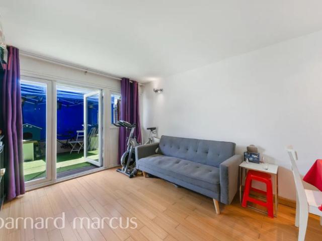Apartment for rent in London Borough of Merton, Raynes Park