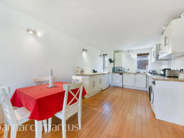 Apartment for rent in London Borough of Merton, Raynes Park
