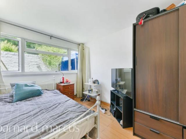 Apartment for rent in London Borough of Merton, Raynes Park