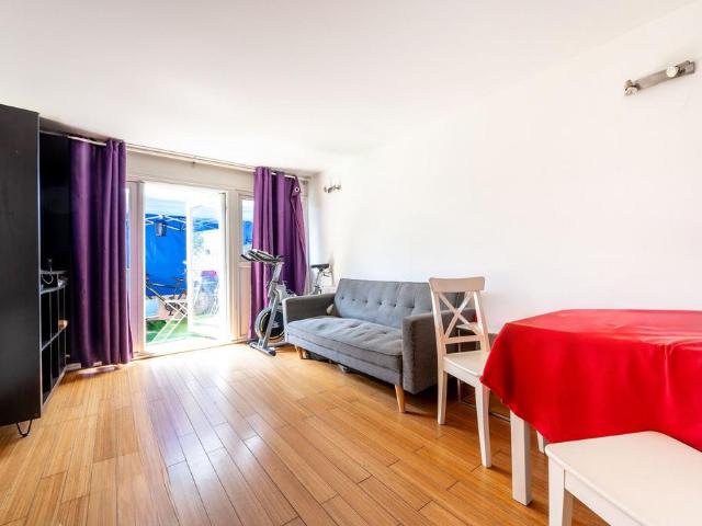 Apartment for rent in London Borough of Merton, Raynes Park