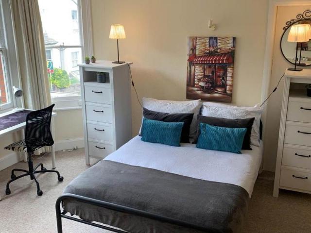 House for rent in Guildford Park, Guildford